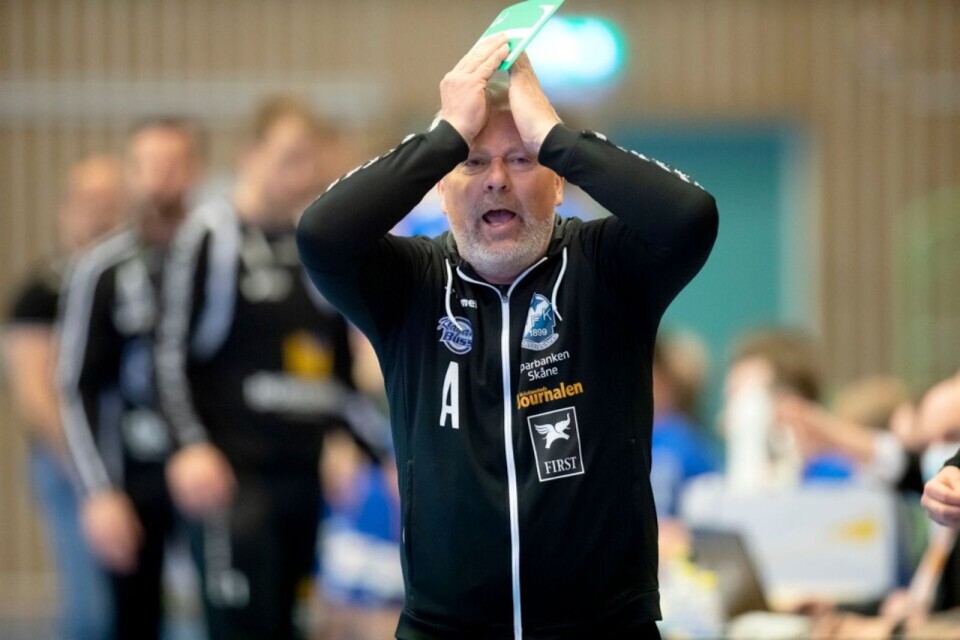 Tränaren Uffe Larsson reagerar på ett av domsluten i semifinalen mot Skövde.