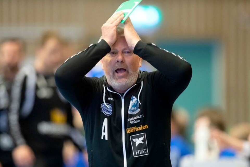 Coach Uffe Larsson reacts to one of the decisions in the semi-final against Skövde.
