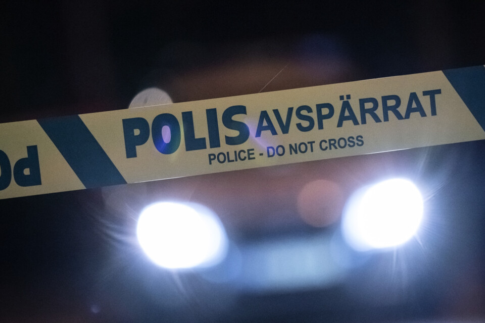 Polisen utreder grovt vapenbrott och grovt olaga hot efter att skott avlossats mot porten till ett flerfamiljshus i Solna. Arkivbild.