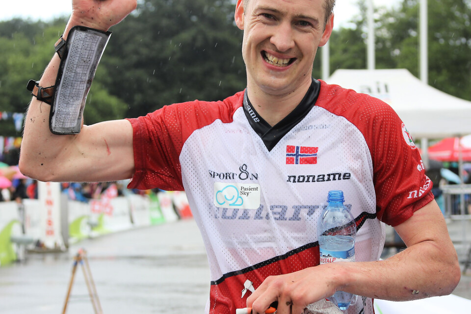 Norske storfavoriten Olav Lundanes tog sitt fjärde raka guld på långdistans i orienterings-VM.