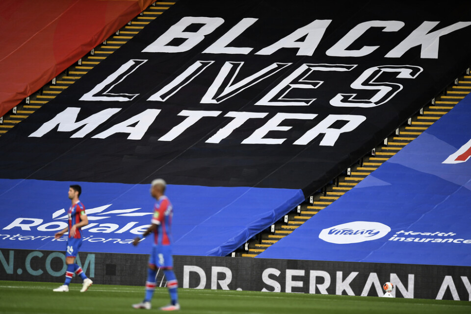 En Black lives matter-banderoll täcker läktaren i Selhurst Park under Premier League-matchen mellan Crystal Palace och Burnley. Bilden är från den 29 juni.