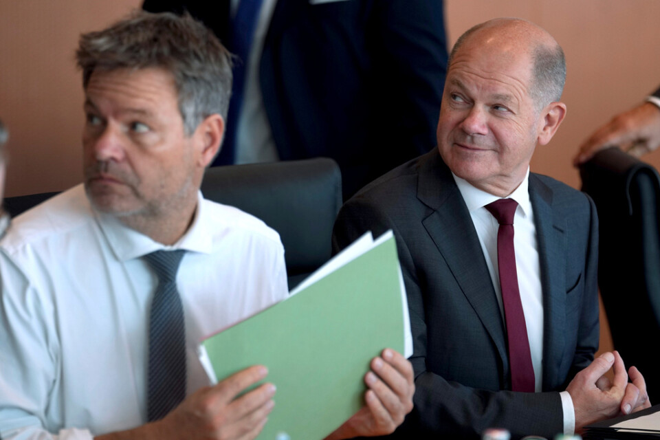 Tysklands näringsminister och vicekansler Robert Habeck (till vänster, här bredvid förbundskansler Olaf Scholz) vill stoppa en omstridd halvledaraffär. Arkivbild.