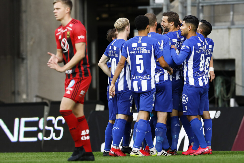 August Erlingmark grattas efter 1–0-målet mot Östersund. I slutet räddade han en poäng genom 2–2-kvitteringen mot Östersund.