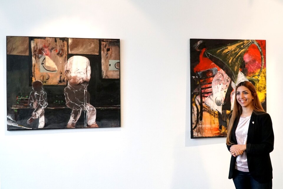 Marjan Jabinpishe berättar för vernissagebesökarna om sina målningar.
