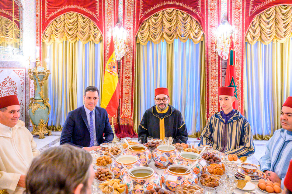Marockos kung Muhammed VI (i mitten) sitter mellan sin gäst, Spaniens premiärminister Pedro Sánchez (vänster) och sin son, kronprins Moulay Hassan. Bilden har distribuerats av det marockanska hovet. Arkivbild.