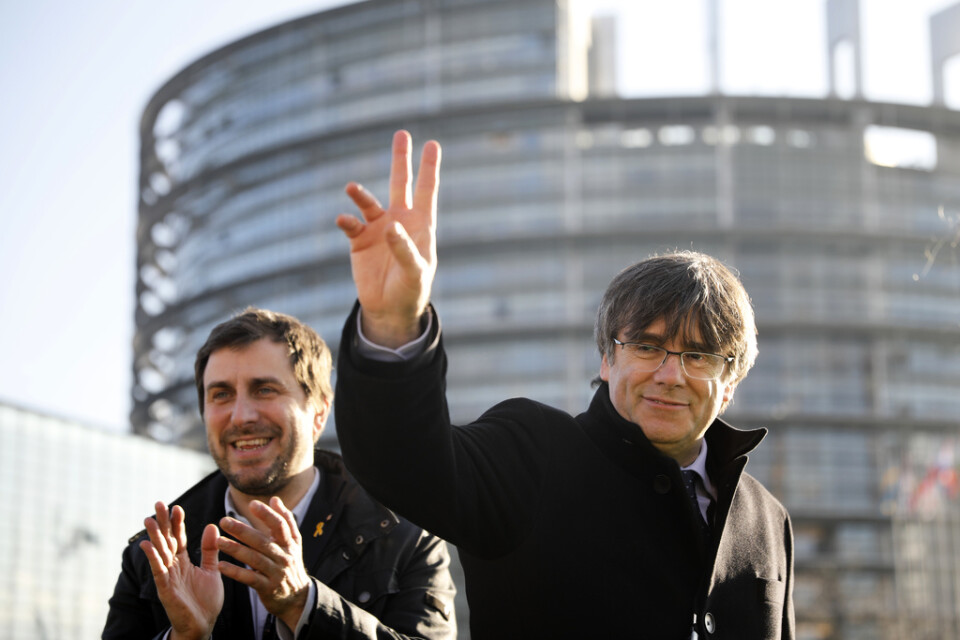 De katalanska exilpolitikerna Antoni Comin (till vänster) och Carles Puigdemont (till höger) framför EU-parlamentet i Strasbourg.