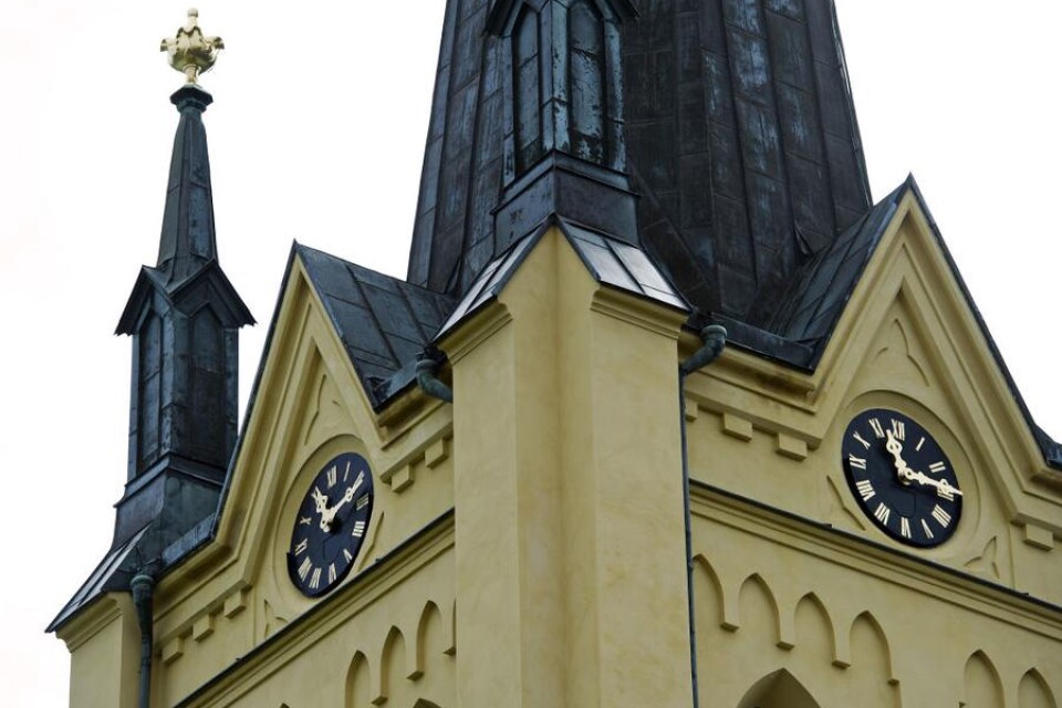 Oskarshamns kyrkklocka stör nattsömnen för många Oskarshamnsbor. Nu har en person polisanmält det störande inslaget.