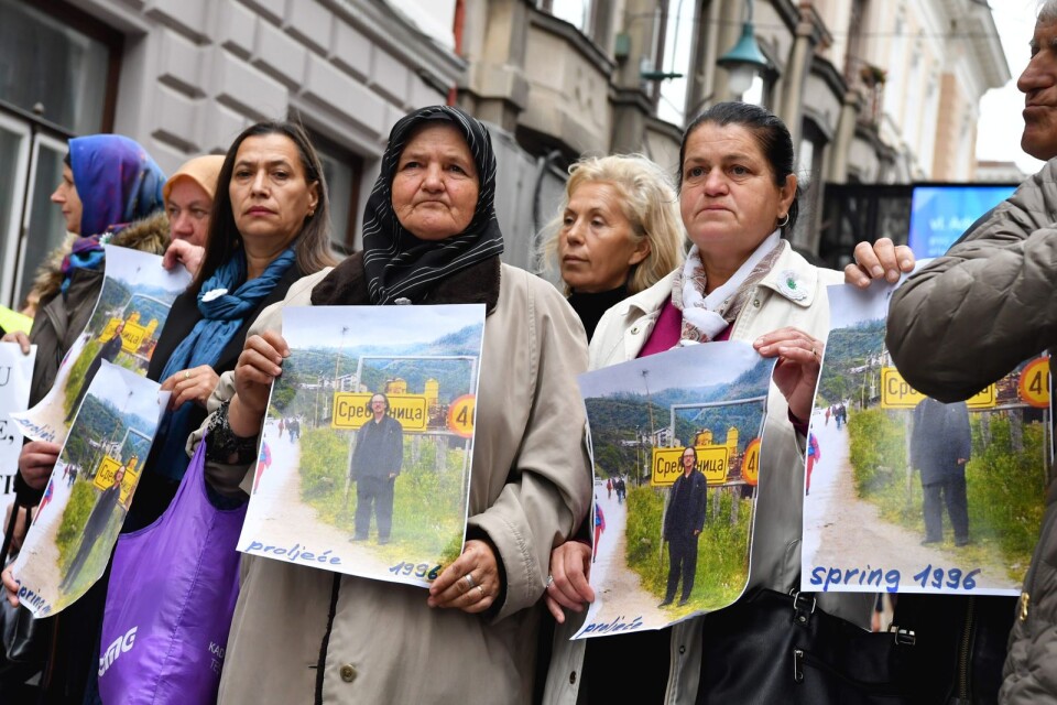 En manifestation mot 2019 års Nobelpristagare Peter Handke hålls utanför Sveriges ambassad i Sarajevo.