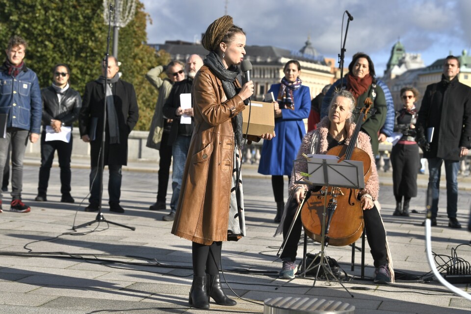 Kulturminister Amanda Lind (MP) uppvaktades av några av landets bästa operasångare på torsdagen. Hon fick ta emot en namninsamling med över 10 000 namnunderskrifter.