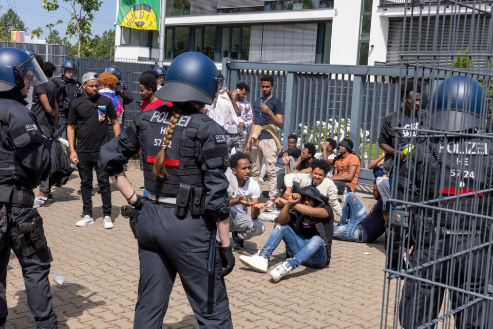 Tysk polis håller koll på en grupp människor i samband en eritreansk festival i staden Giessen.