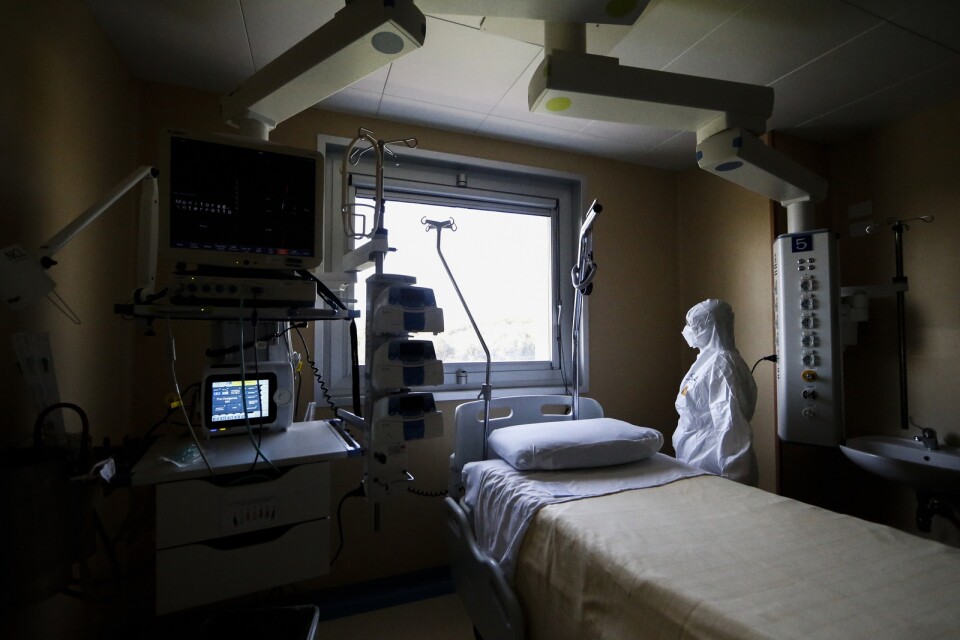 En vårdanställd blickar ut ur fönstret på ett sjukhus i Rom. Av de över 50 000 coronarelaterade dödsfall som förts till räkningen har över 13 900 skett i Italien.