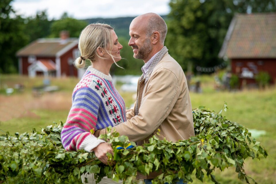 Sissela Benn och Fredrik Hallengren spelar Karin och Rudolf i "Sune: Uppdrag: Midsommar".