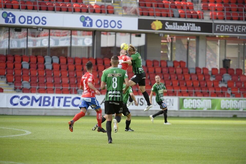 Nickduell på Myresjöhus Arena. Öster-Varberg slutade 1-1.