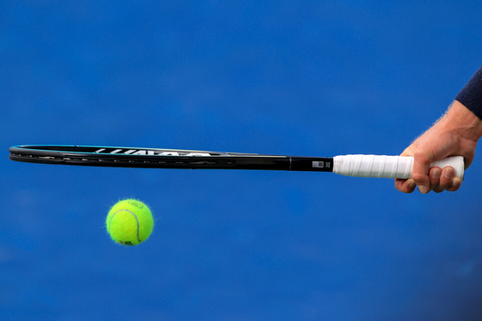 En svensk tennisspelare har stängts av i 4,5 år för matchfixning.