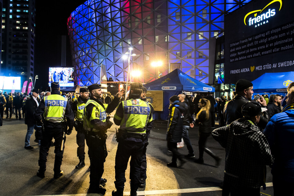 Polis och åskådare utanför Friends Arena i Solna. Arkivbild.