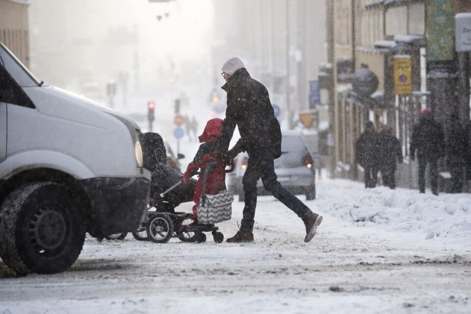 En pappa med barnvagn på Götgatan i Stockholm en vinterdag.