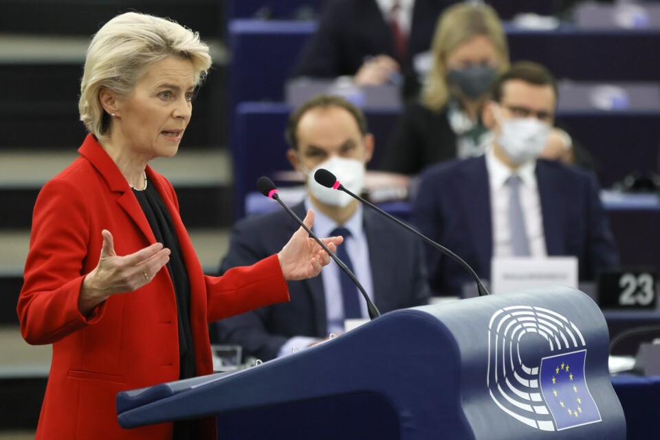 EU-kommissionens ordförande Ursula von der Leyen säger sig vara "djupt oroad" över den polska författningsdomstolens syn på EU-lag kontra landets grundlag.