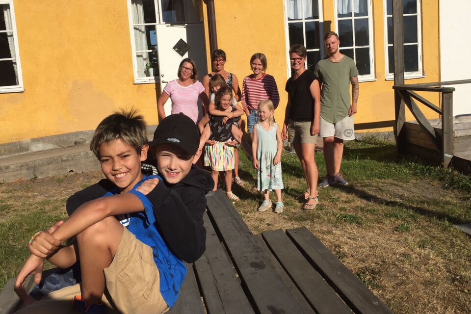 Axel Pettersson Borsits och Milton Juhlin i förgrunden framför barn och personal på Norra Strö fritidshem under årets Öppet hus