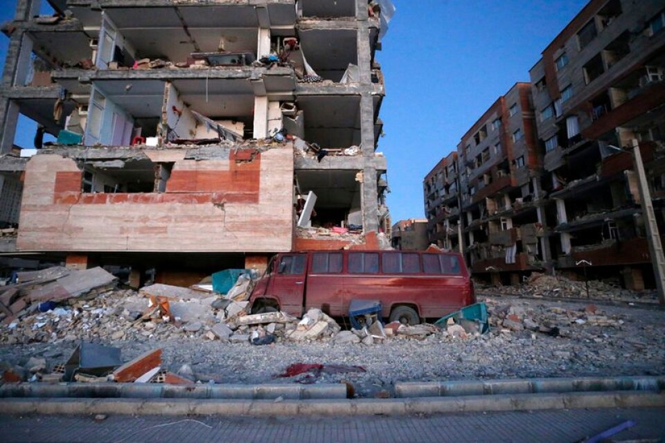 Byggnader och bilar förstörda i jordskalvet som hittills krävt 200 dödsoffer.