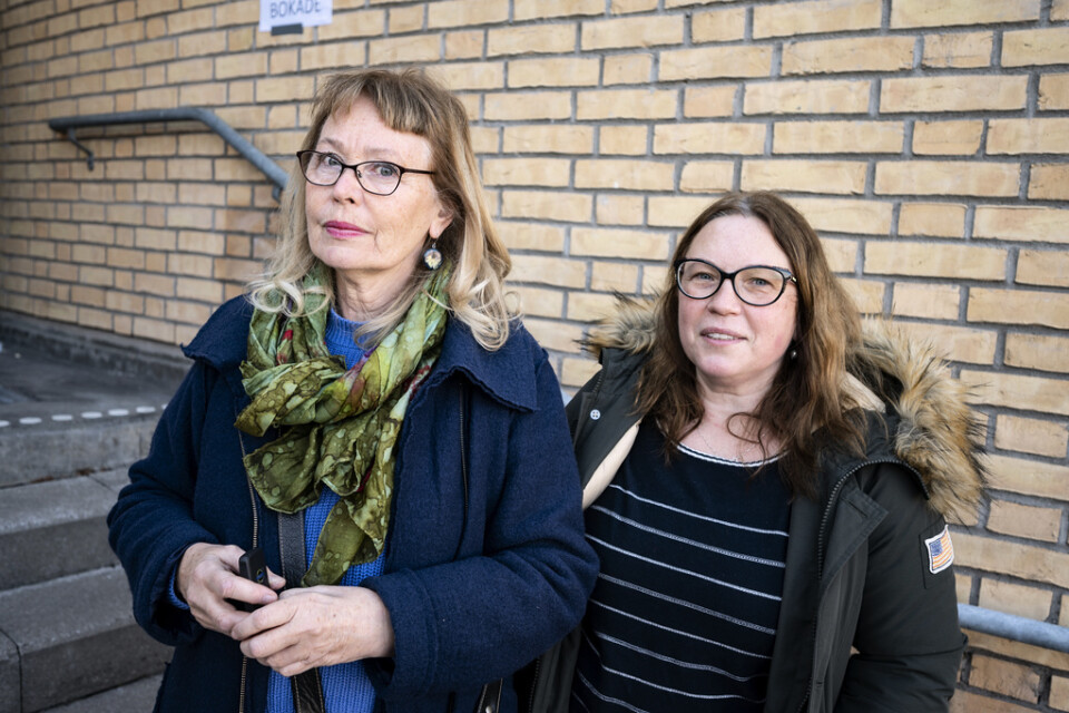 Eva Tedgård, psykolog inom barnpsykiatrin, och Tanja Balachova, barnsjuksköterska inom barnpsykiatrin, fick besked i dörren att dagens personalvaccination är inställd.