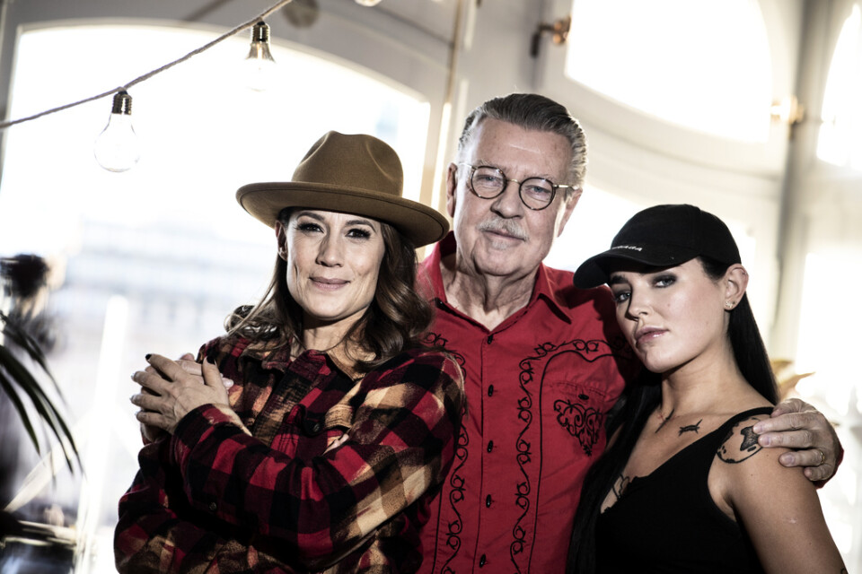 Jill Johnson tillsammans med Mikael Wiehe och Miriam Bryant, som gästar fjärde säsongen av "Jills veranda".