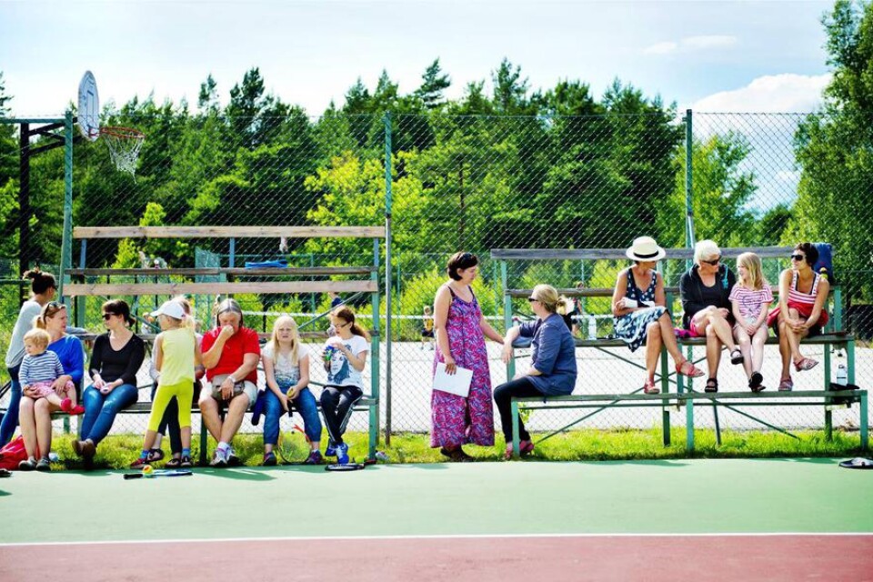 Samlingsplats. Både sommargäster och fasta Öbor träffas och har kul på och vid sidan av tennisbanan.