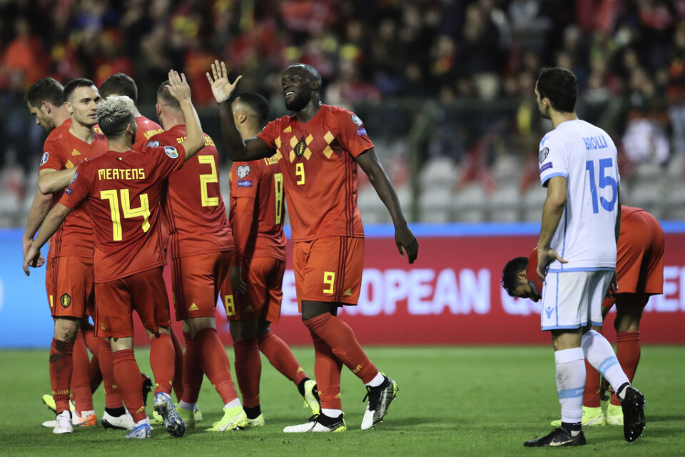Belgiskt jubel efter att stjärnanfallaren Romelu Lukaku gjort ett av sina två mål i 9–0-utklassningen av San Marino. Segern tog Belgien till nästa års EM-slutspel.