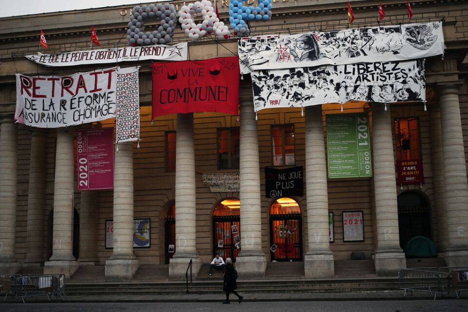 Kulturarbetare ockuperar Odeonteatern i Paris, i protest mot hur pandemin drabbar deras bransch. Arkivbild.