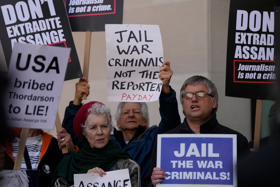 Flera demonstrationer mot utlämning av Wikileaks grundare Julian Assange har hållits utanför domstolar i London. Arkivbild.