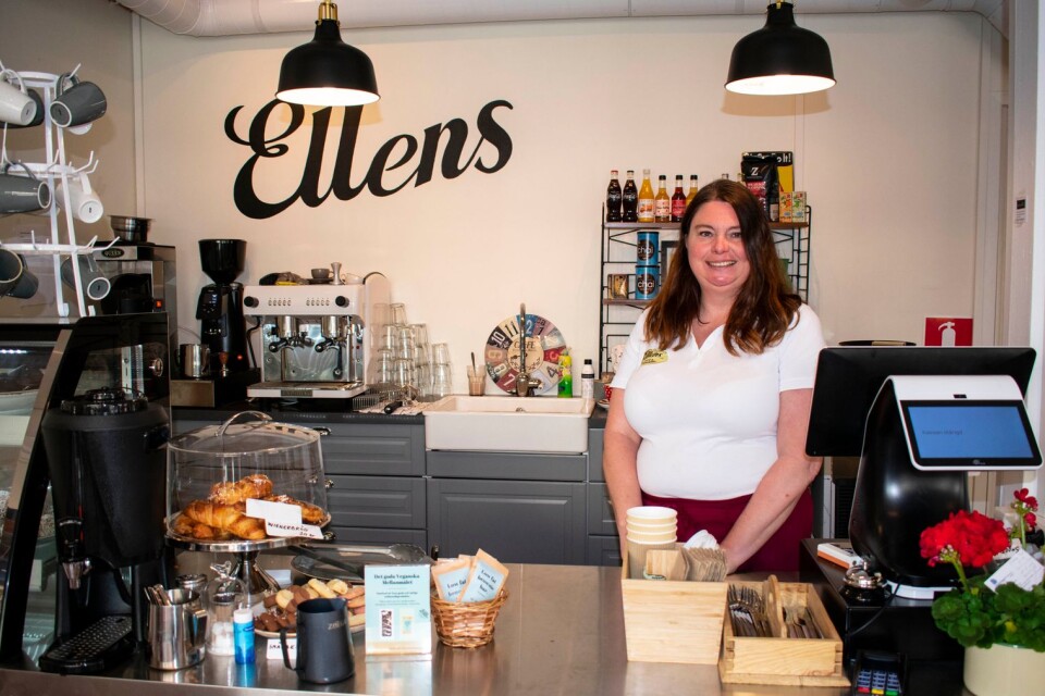 ”Med aktiviteter lockar jag besökare som annars inte skulle komma hit”, säger Anna Ekberg som driver Ellens café och bokhandel.