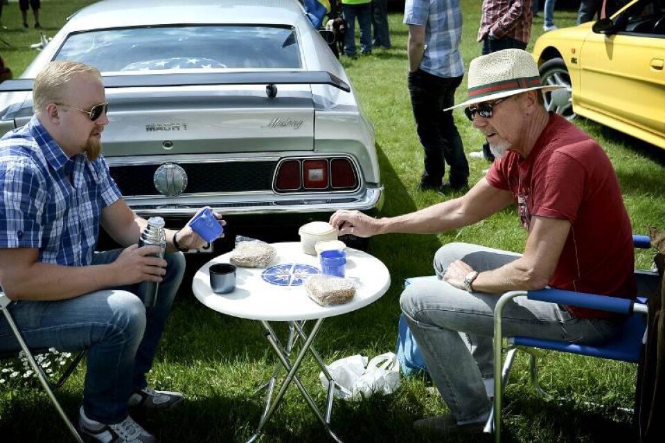 Anton Friman med fadern Jörgen Friman fikar efter åkturen i faderns Mustang Mach1.