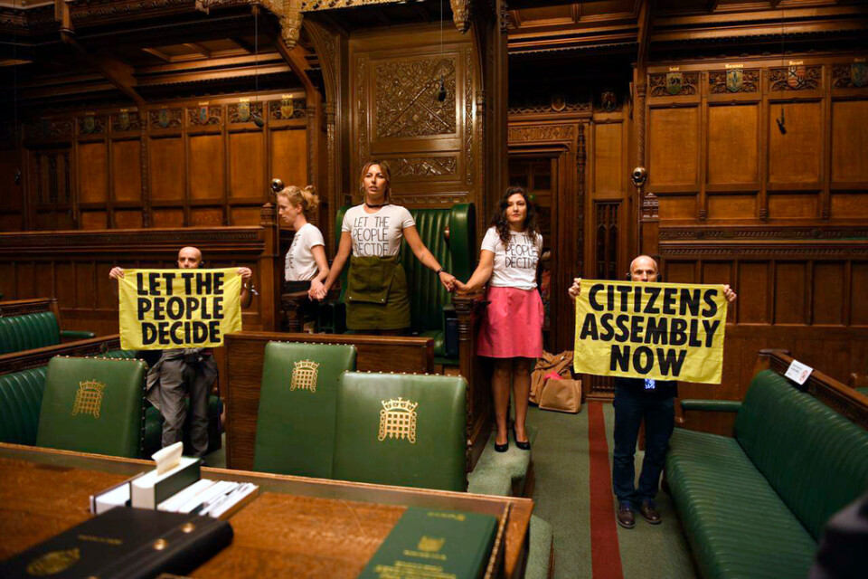 Åtta personer har gripits efter klimataktionen i det brittiska parlamentet.