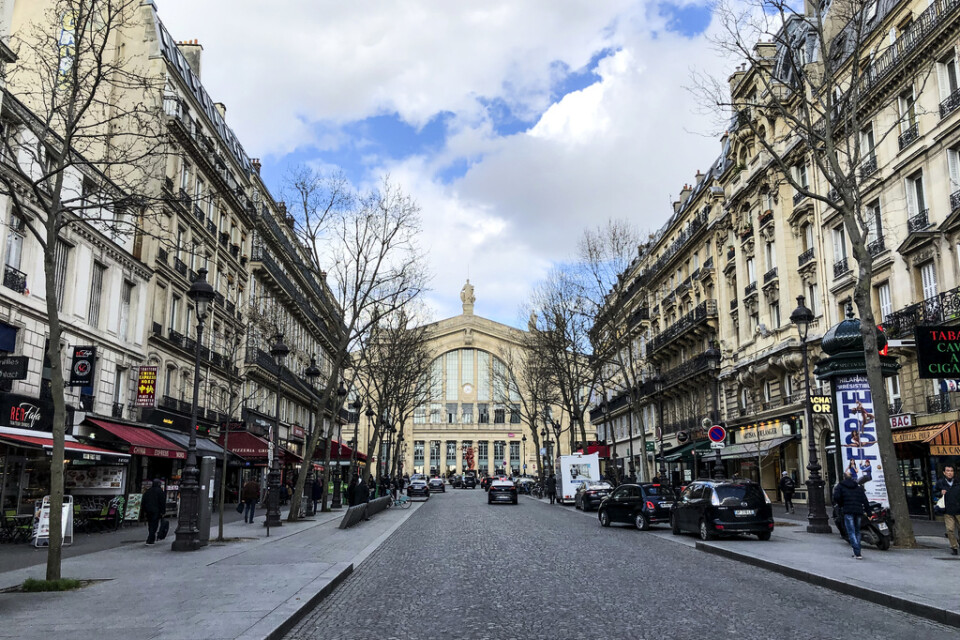 Coronaviruset har lett till ovanligt öde gator i ett annars vårvarmt Paris.