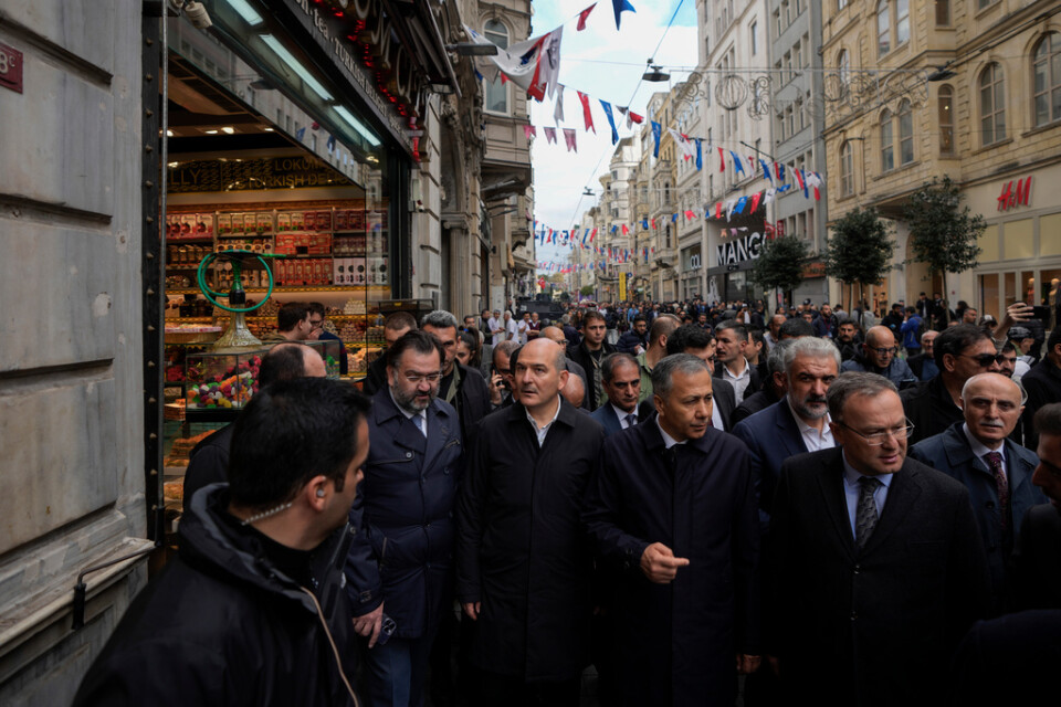 Turkiets inrikesminister Süleyman Soylu besökte på måndagen platsen där bomben detonerade.