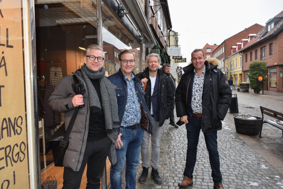 Sören Andersson, Wagner, Margus Persson, revisor, Henrik Paulin, Wagner och Markus Jonasson utanför lokalen som förvandlas till butik för herrkläder till påsk.