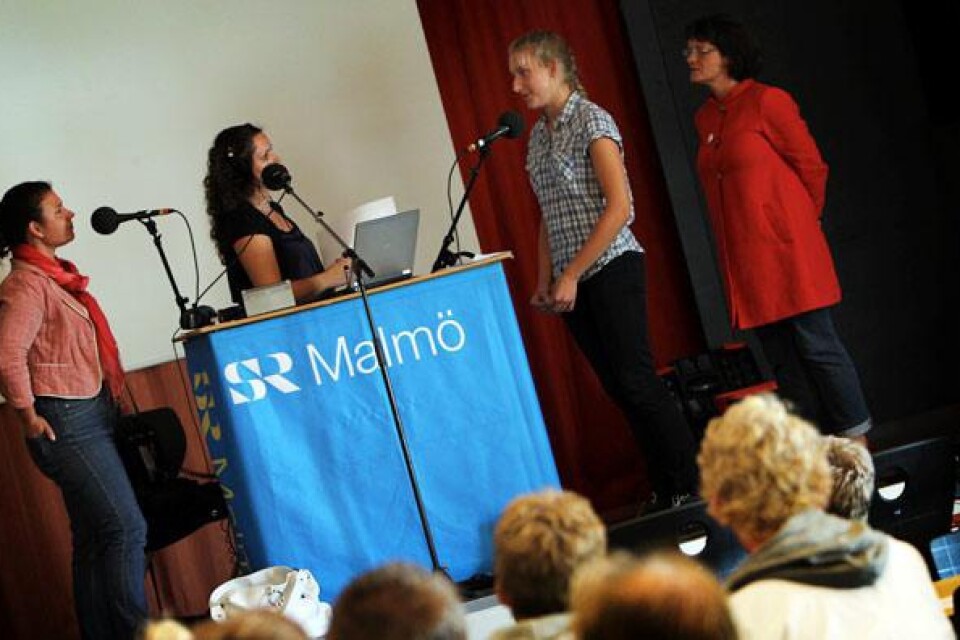 Eleven Bettina Ekdahl ställde en fråga om betyg till politikerna Tina Acketoft (FP), till vänster, och Marie Granlund (S), till höger. Programledaren Svetlana Pastuhovic lyssnade.