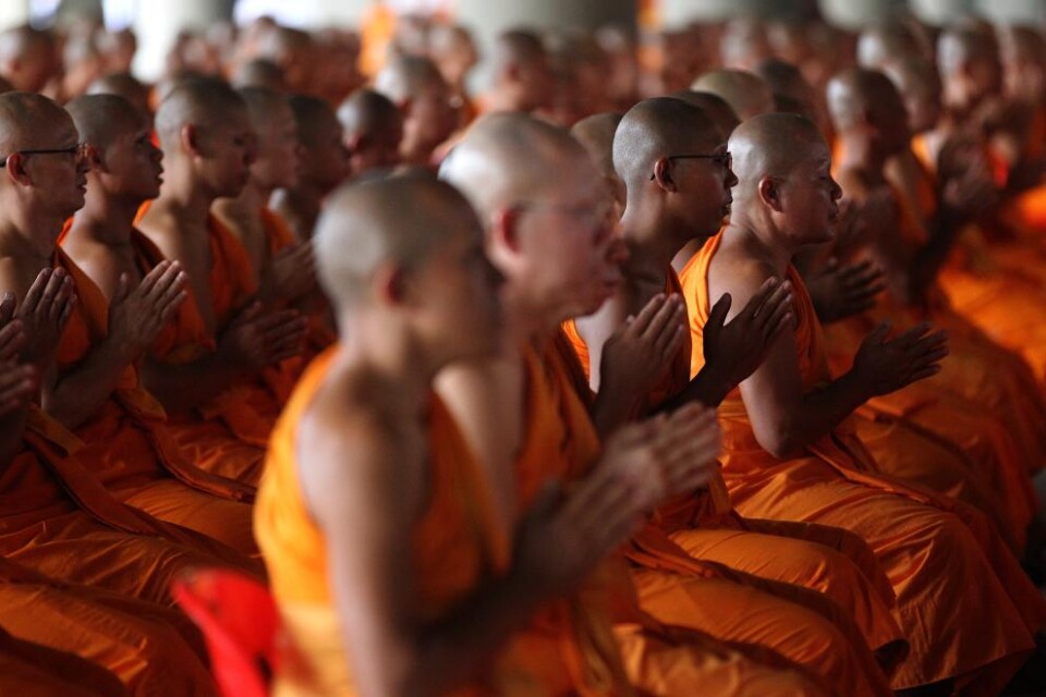 Thailändsk polis har i räder mot buddistiska tempel gripit flera kända munkar i en insats som sägs vara riktad mot brottslighet inom templen. Över 90 procent av Thailands 69 miljoner invånare är buddister och munkar är högt respekterade i landet. Men sk