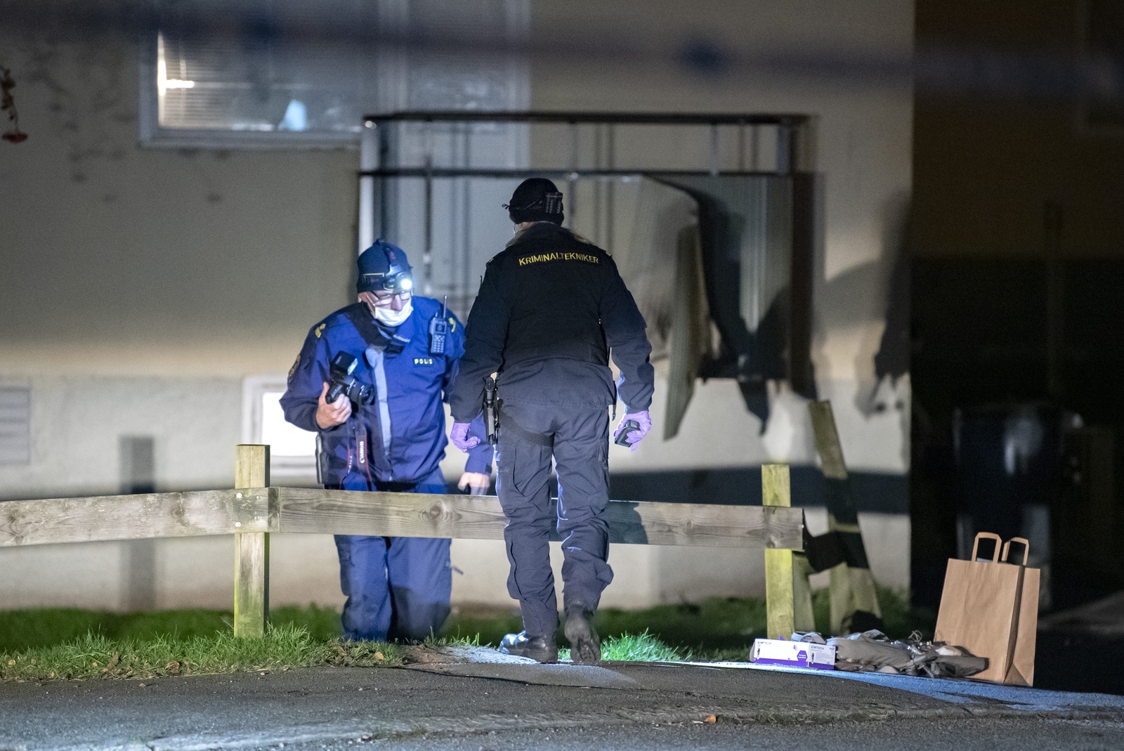 Polisens kriminaltekniker undersöker platsen för detonationen. Avspärrningarna på platsen hävdes vid 03:30-tiden.
Foto: Johan Nilsson / TT