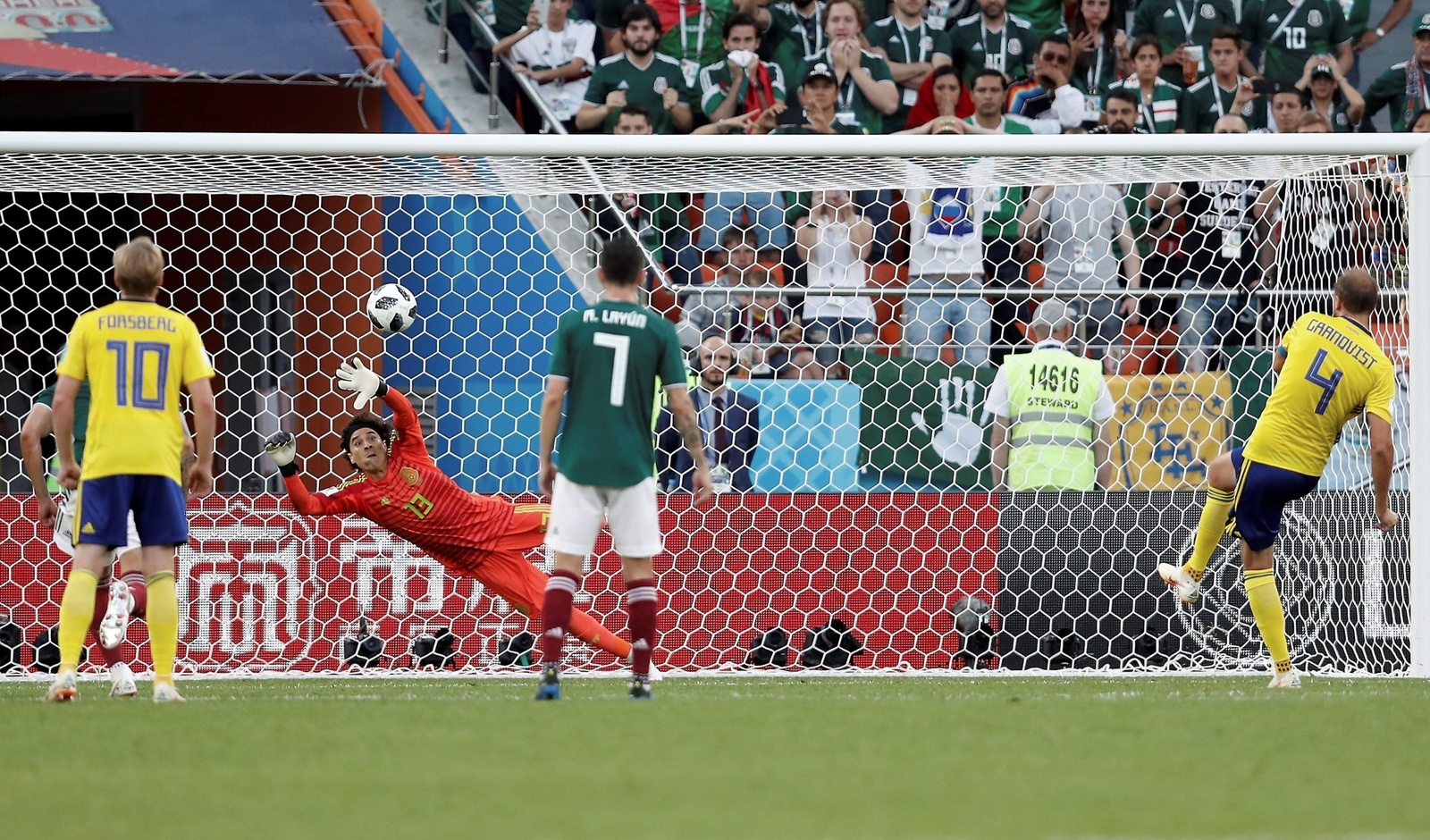 Andreas Granqvist skickar in 2-0 bakom Mexikos målvakt Guillermo Ochoa. 	Foto: Eduardo Verdugo/AP Photo