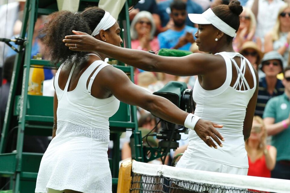 Serena Williams besegrade storasyster Venus Williams - 6-4, 6-3 - i måndagens åttondelsfinal i Wimbledontennisen. Segern var den 33-åriga världsettan Serena Williams 15:e på 26 matcher mot den lite mer än ett år äldre storasystern. I kvartsfinalen vänt