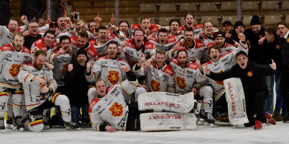 Alvesta SK är klart för spel i Hockeyettan 2023/2024. Laget besegrade Mjölby på bortaplan med 3–2 i den avgörande matchen.