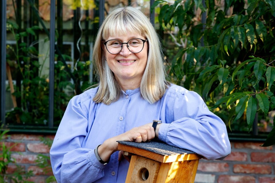 Susanne Åkesson är professor i zooekologi vid Lunds universitet och aktuell med nyutgivna ”Bevingade vänner - Hur jag fyllde min trädgård med fåglar”. Den 15 november gästar hon Tomelilla bibliotek.