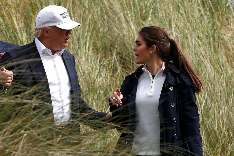 Hope Hicks assisterar president Trump under en av alla golfrundor, denna utanför Aberdeen i Skottland.