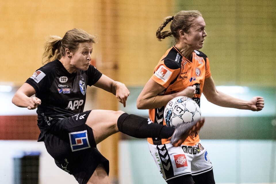 Anna Anvegård (till vänster) är viktig för Växjös offensiva spel. Efter helgens match står landslagsamling på schemat för anfallaren.