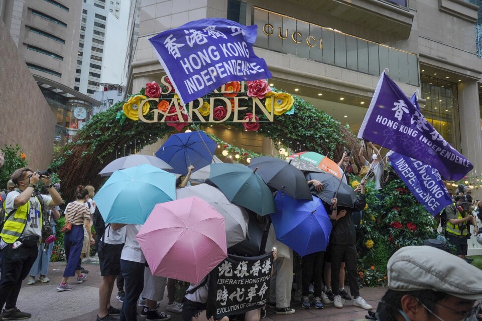 Symboliska paraplyer och självständighetsflaggor sågs vid demonstrationer mot Pekings nya säkerhetslag i Hongkong i veckan.