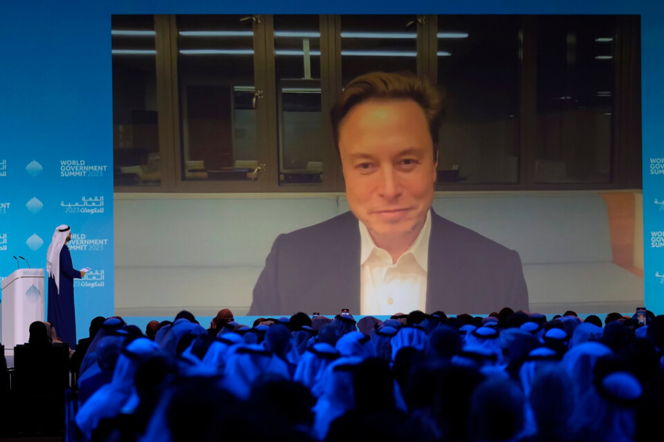 Elon Musk både satsar och varnar för AI-tekniken. Här talar han via länk till konferensen World Government Summit i Dubai i februari.