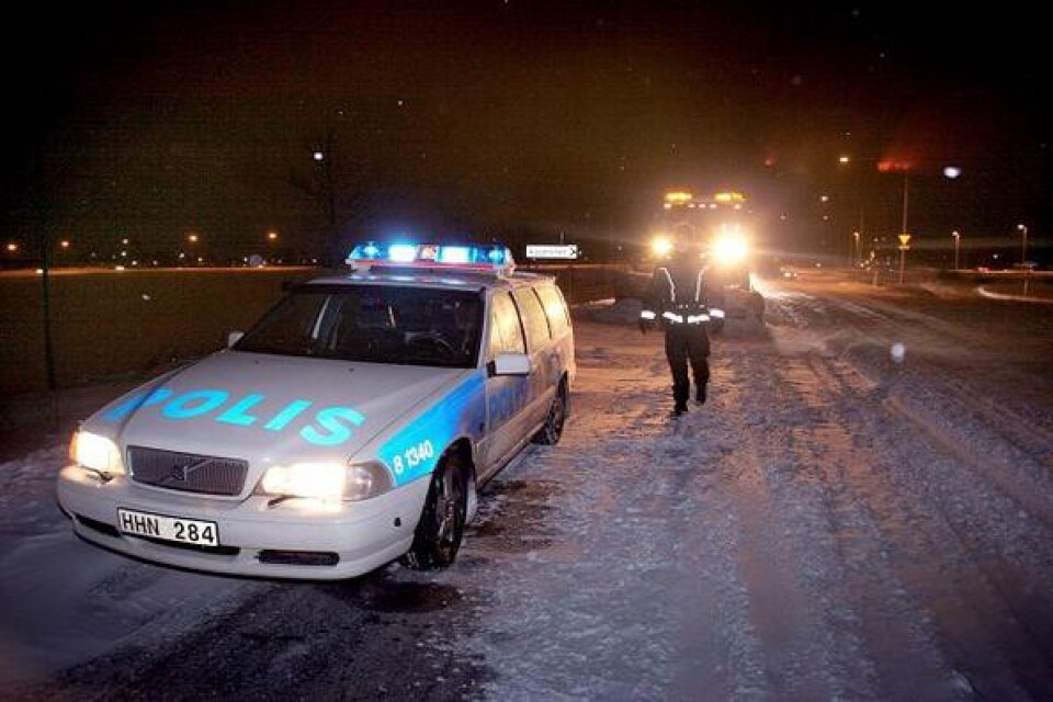 Polisen leder färjetrafiken i konvojer. Bild: Mårten Svemark