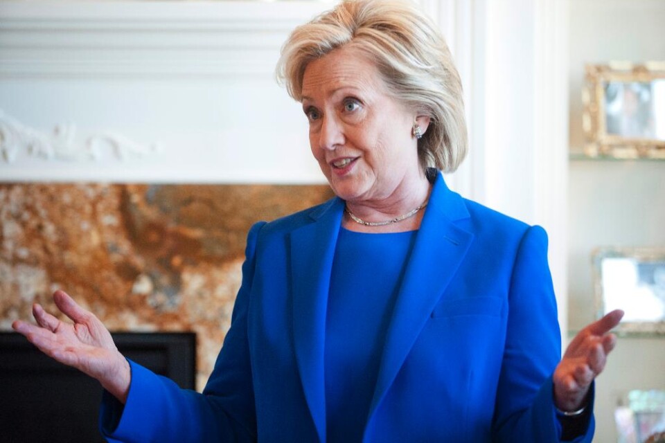 Demokraternas främste presidentaspirant Hillary Rodham Clinton anklagar sina politiska motståndare inom Republikanerna för att ägna sig åt en ständig \"spärreld av attacker\" mot henne. I sin första större intervju för ett amerikanskt tv-bolag sedan hon