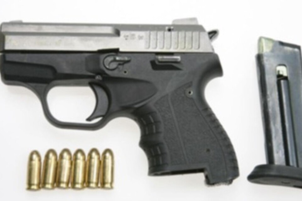 I taket utanför en 38-årings bostad i Växjö hittade polisen den här pistolen och drygt 45 gram kokain.