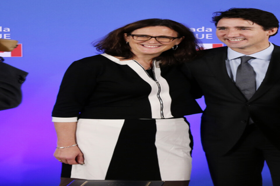 Glädjen var stor 2016 då EU:s handelskommissionär Cecilia Malmström poserade med Kanadas premiärminister Justin Trudeau och dåvarande handelsministern Chrystia Freeland efter undertecknandet av handelsavtalet Ceta. Arkivbild.